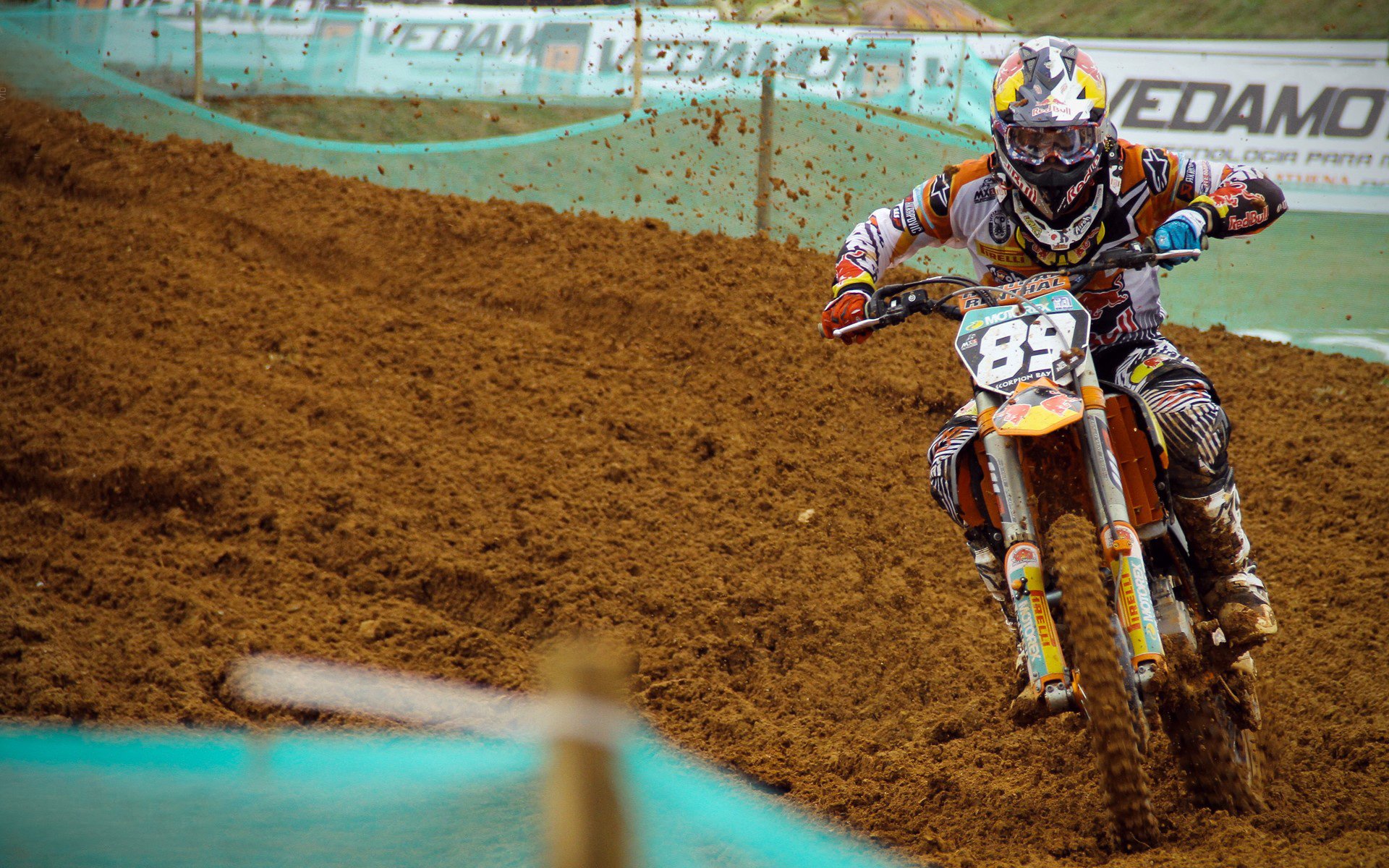 拜仁横扫奥地利，莱万攻防转换核心，诠释现代中锋新定义